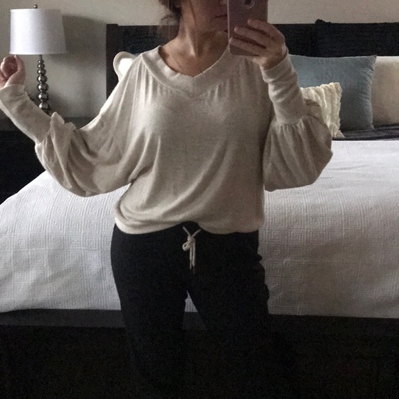 ✨LAST 1 Oatmeal bubble sleeve V neck hacci top - Picture 7 of 8